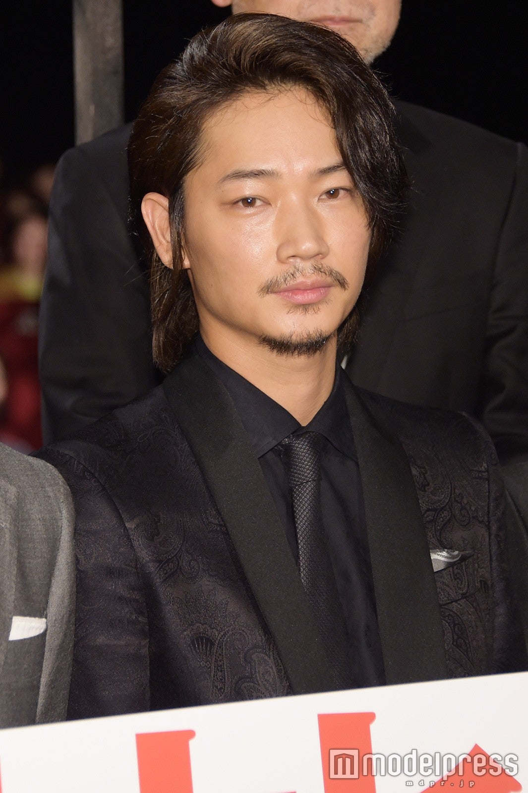 綾野剛“ニ面性”明かされ「なんかすみません」