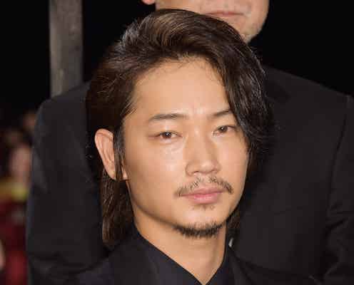 綾野剛“ニ面性”明かされ「なんかすみません」