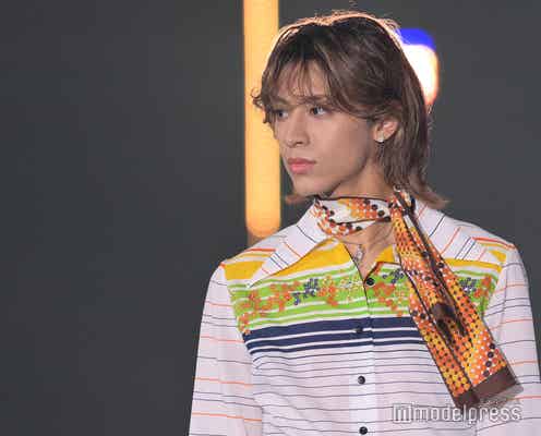 PSYCHIC FEVER・WEESA、鮮やかシャツタックインで圧巻スタイル【TGC 2024 S/S】