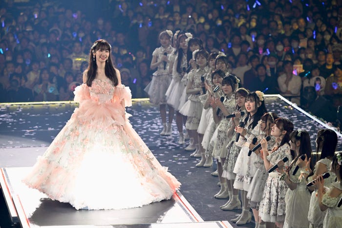 「柏⽊由紀卒業コンサート 〜17年間、歩いて来たこの道〜supported by イモトのWiFi」(C)AKB48