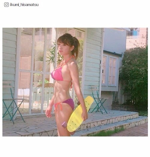 久松郁実、ビキニ姿でスケボー?「スタイル抜群」「可愛いのに最高にSEXY」と絶賛の声/Instagramより