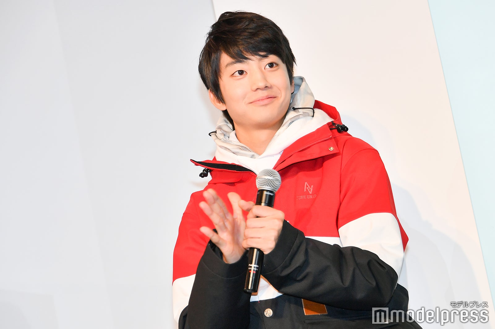 松本版15秒CM放映後、拍手をする伊藤健太郎 （C）モデルプレス