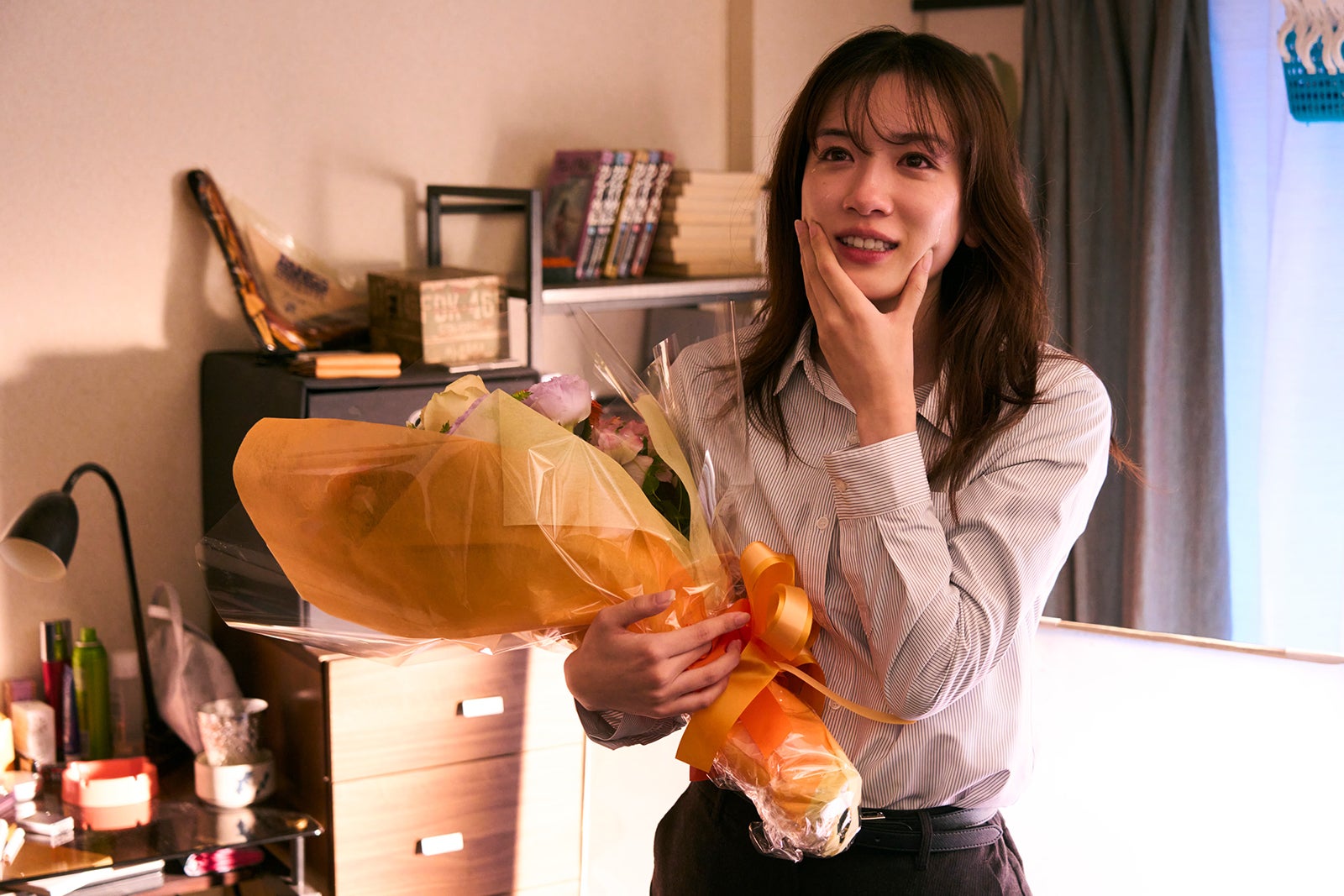 永野芽郁、大粒の涙でクランクアップ 親友・奈緒がサプライズで駆けつける＜マイ・ブロークン・マリコ＞