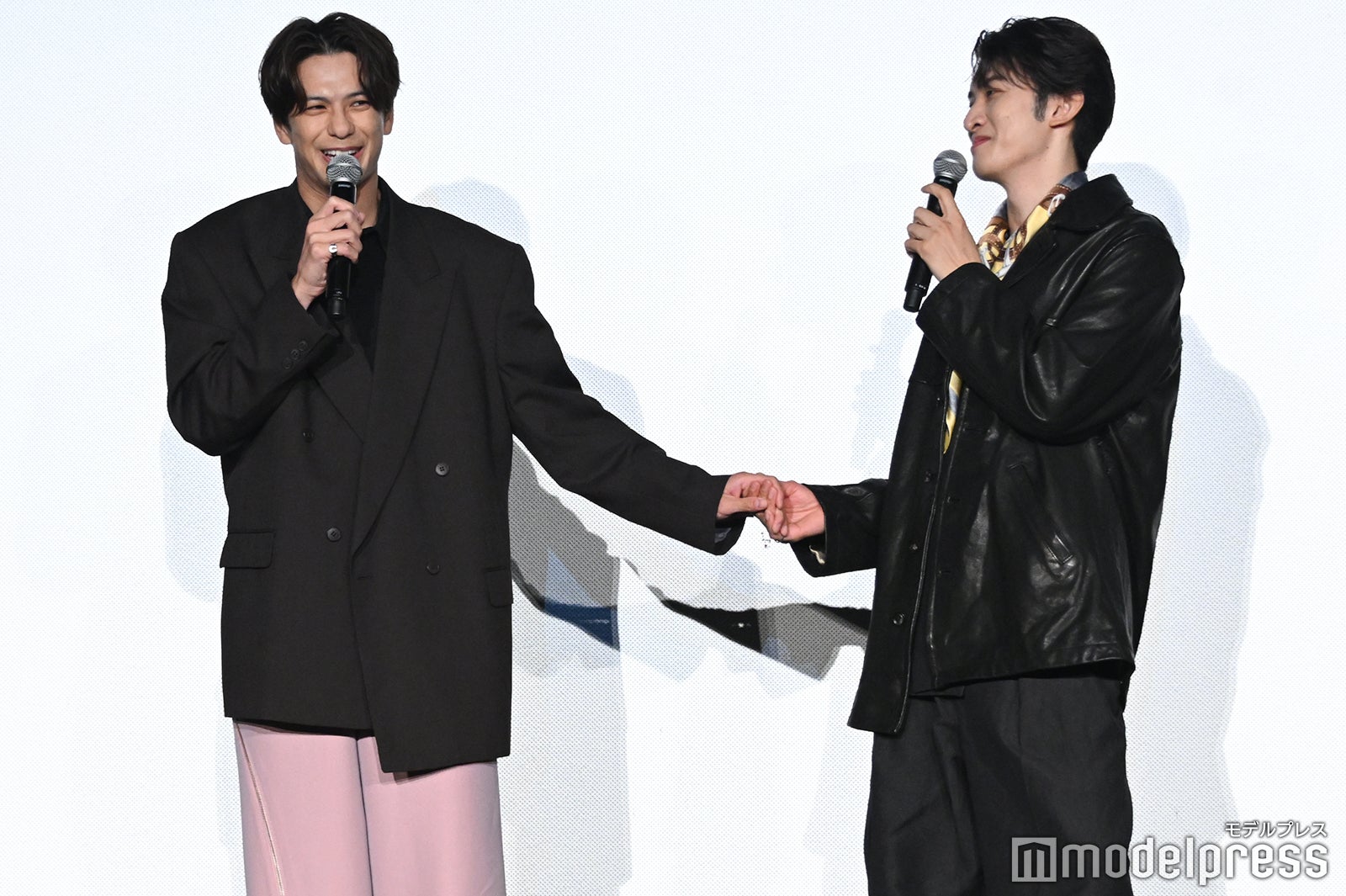 向井康二に手を握られ動揺する森崎ウィン（左）（C）モデルプレス