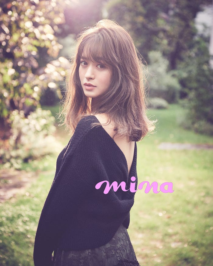 野崎萌香「mina」12月号より(画像提供:主婦の友社)