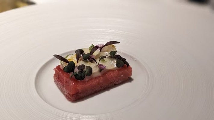 大間のマグロを二層仕立てで。下はいぶりがっことあわせたタルタル、上は切り身。マグロの内臓からつくった魚醤を使ったソースも絶品