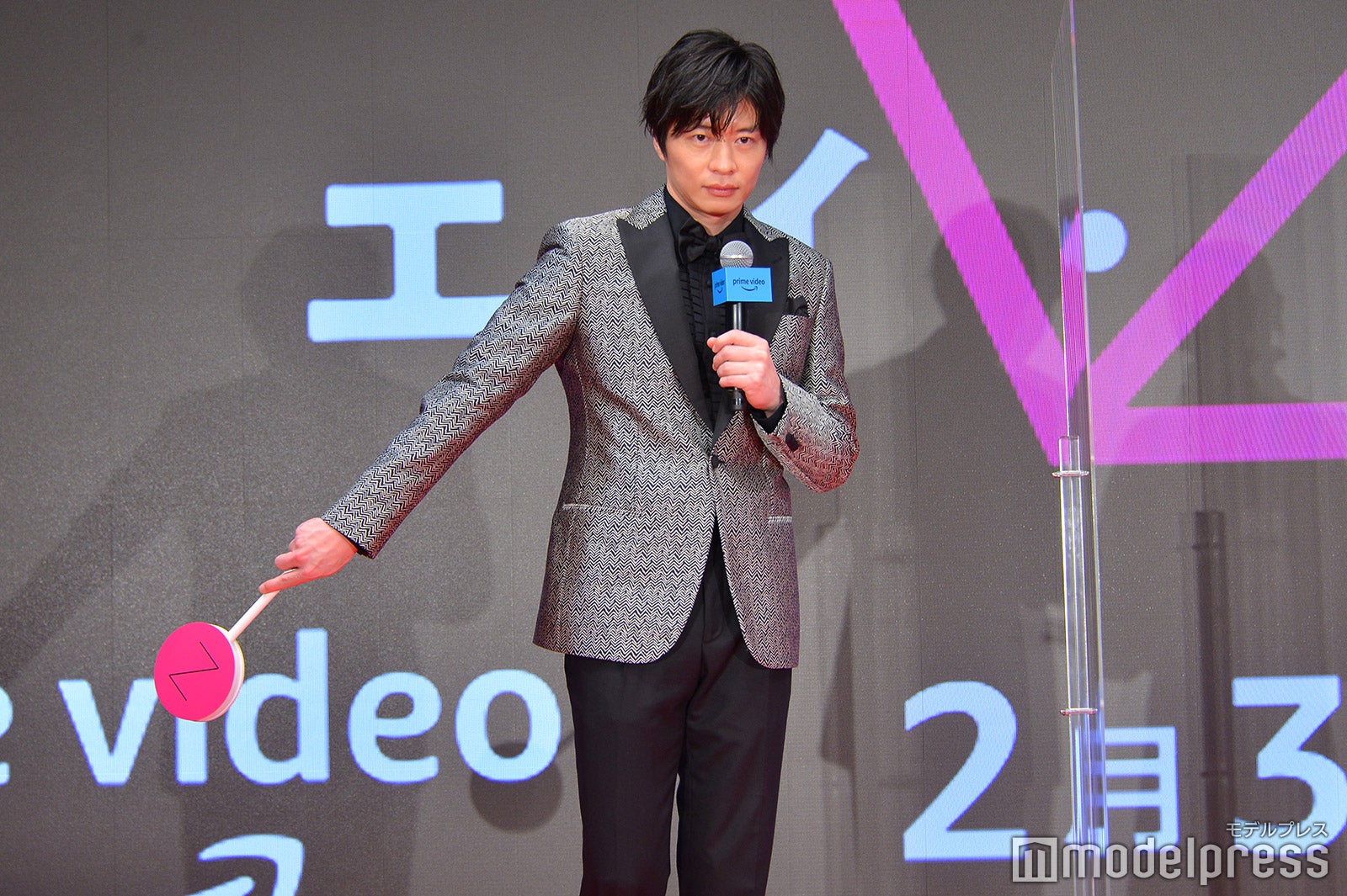 すぐに回答できるようポーズをとる田中圭（C）モデルプレス