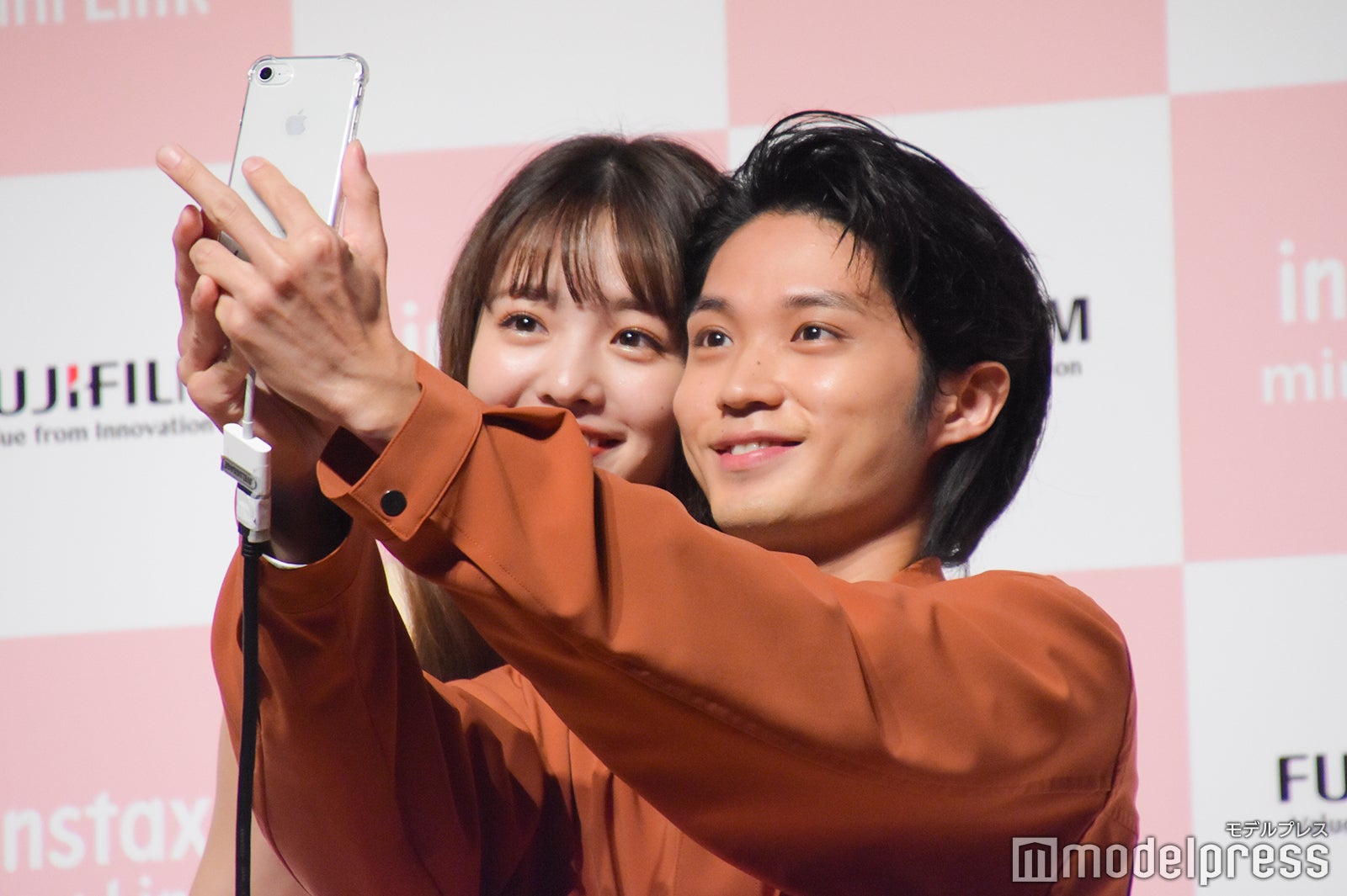 2ショットを撮影する横田真悠と磯村勇斗 （C）モデルプレス