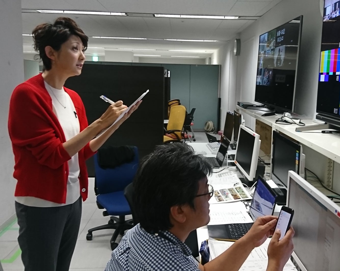 編集室で、映像の確認（提供写真）