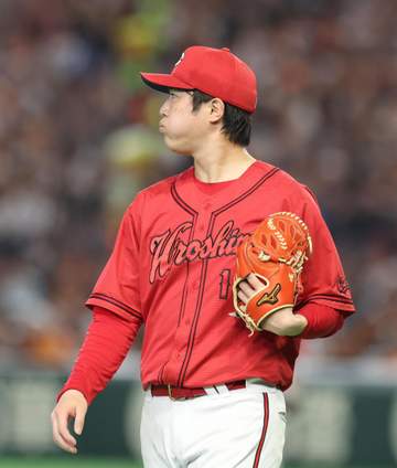 広島・森下暢仁が二回に4点の先制許す 捕手・持丸の本塁クロスプレー“空タッチ”も響く…