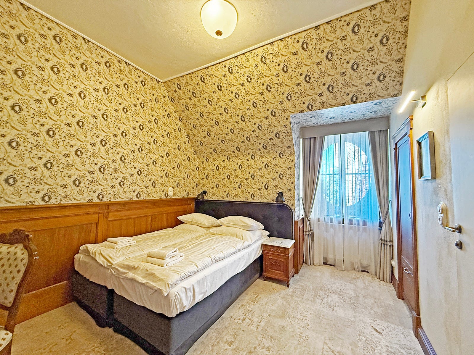 部屋のタイプはいろいろ。時期にもよるがリーズナブルな部屋なら1室1万円台で泊まれることも