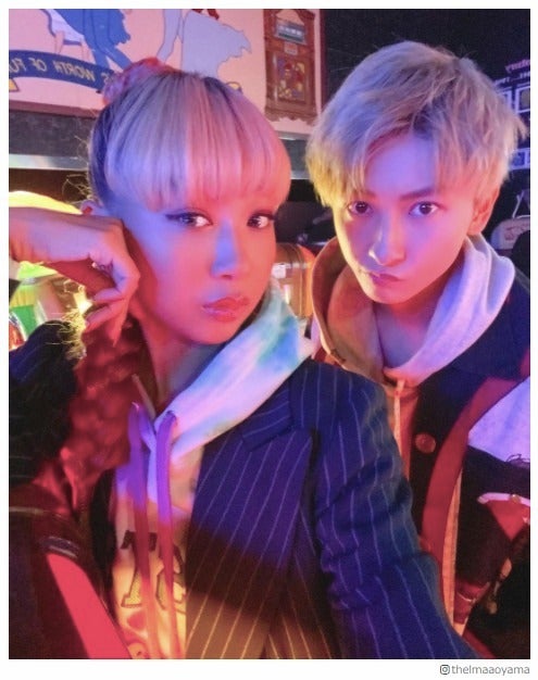 青山テルマ“金髪になった”AAA與真司郎との2ショットに反響「最強コンビ」「イケメンすぎ」の声