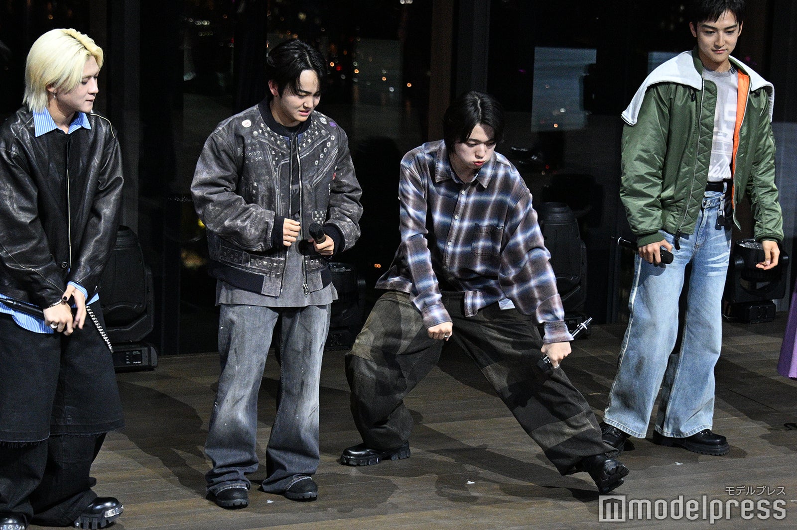 パフォーマンス前に綿密な準備運動をするトレーニーたち（C）モデルプレス