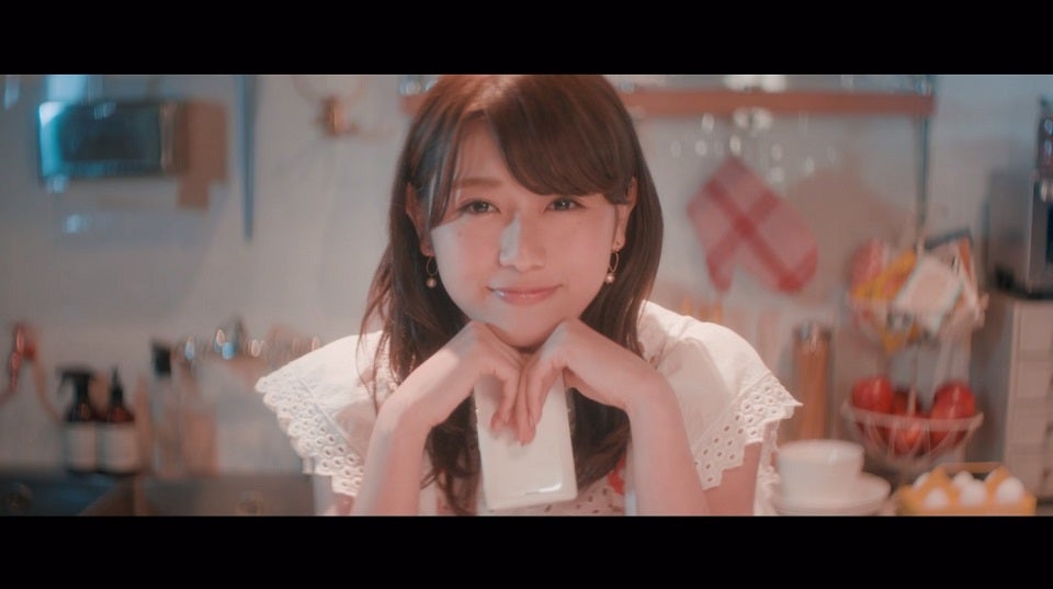 守屋茜「割れたスマホ」MVより（画像提供：ソニー・ミュージックレーベルズ）