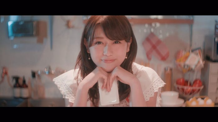 守屋茜「割れたスマホ」MVより(画像提供:ソニー・ミュージックレーベルズ)