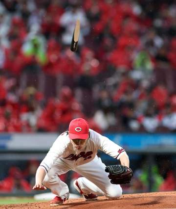 広島・大瀬良が間一髪 折れたバットが急襲 倒れ込んで直撃免れる