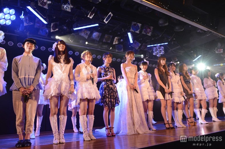 AKB48、篠田麻里子のラストステージ　卒業公演で涙の連続＜セットリスト／写真特集＞