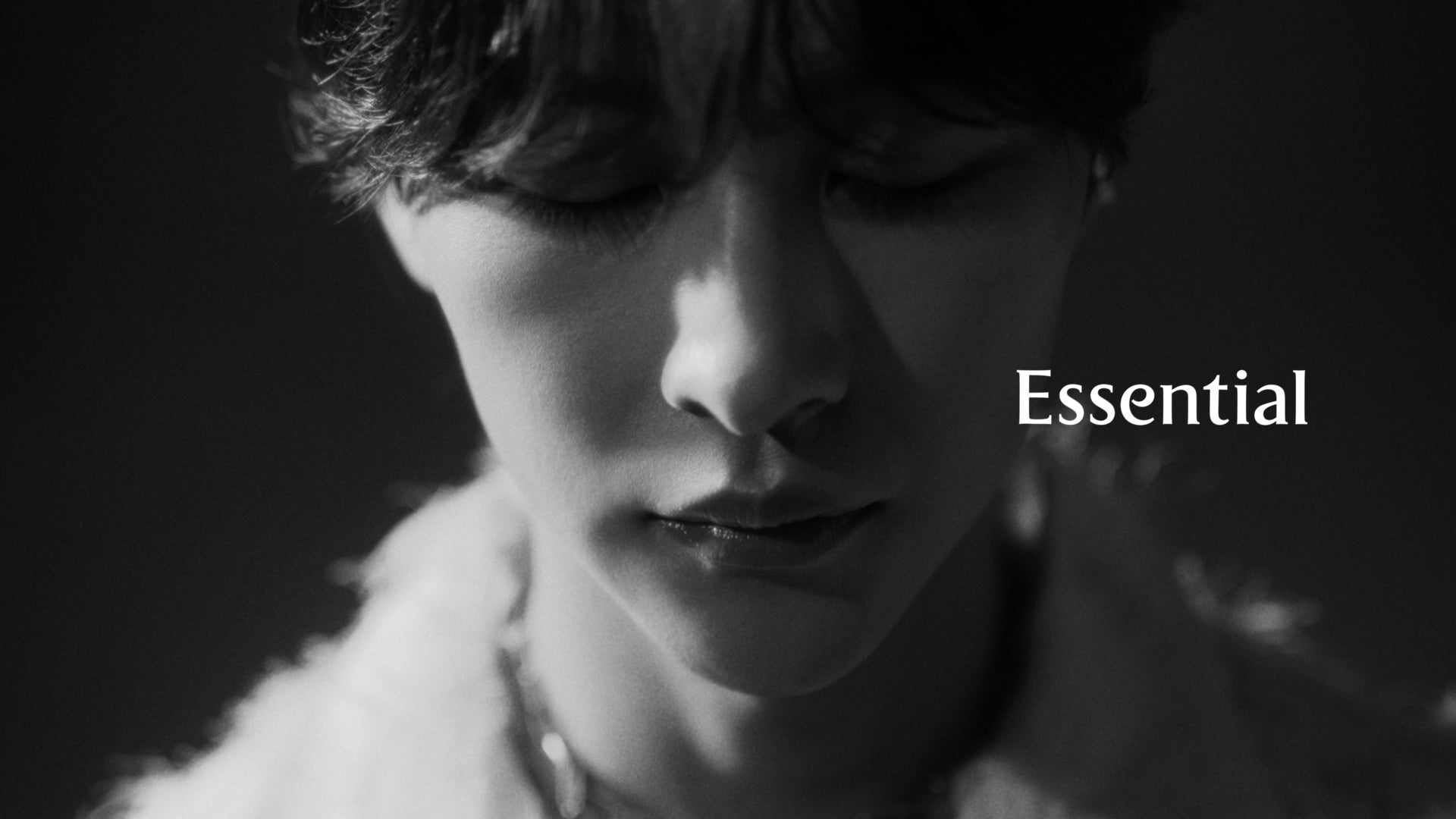 新Web CM「ROIROM 新たなデビュー」篇より（提供写真）