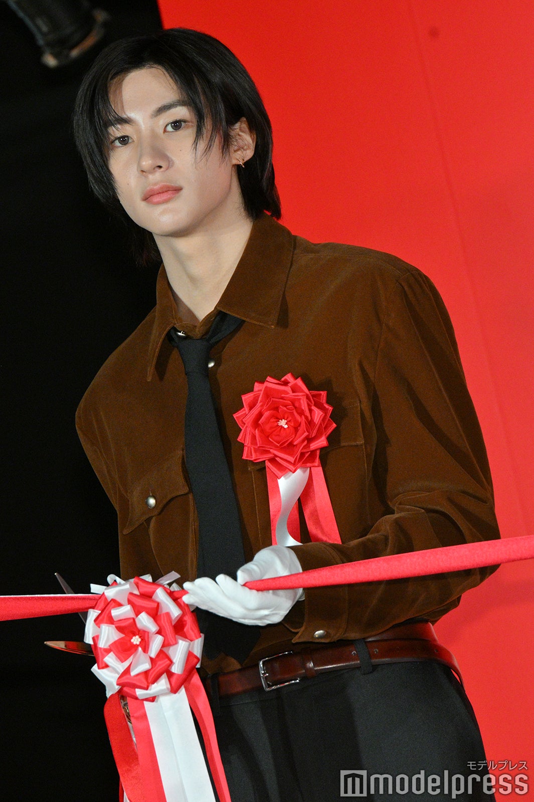 テープカットまで待機するアントン（C）モデルプレス