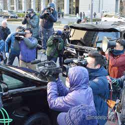 裁判所を後にする車両を大勢の報道陣が取り囲んだ（C）モデルプレス