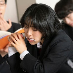 都立水商 フーゾク科 生徒役の早乙女ゆうに注目 下着シーンが強烈インパクト モデルプレス