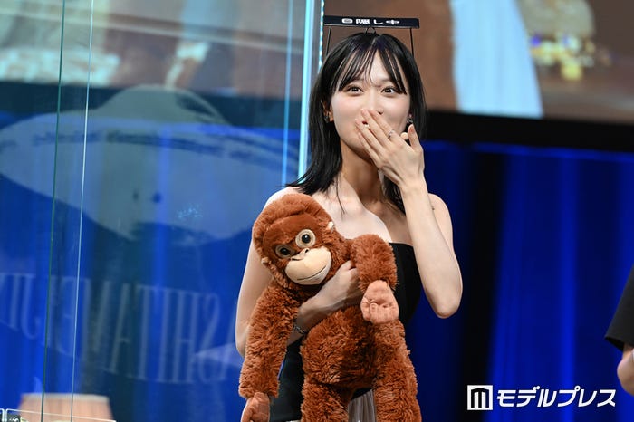 オランウータンをゲットして喜ぶ山下美月(C)モデルプレス