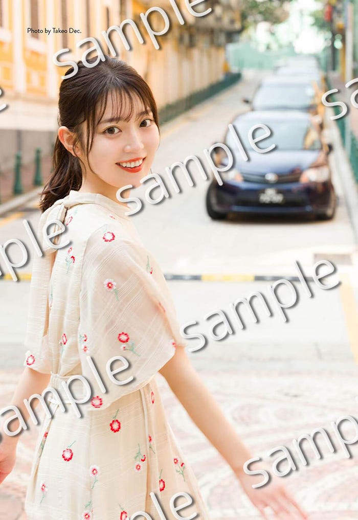 乃木坂46 阪口珠美1st写真集「青いバラ」HMV限定ポストカード撮影/Takeo Dec.(画像提供:幻冬舎)