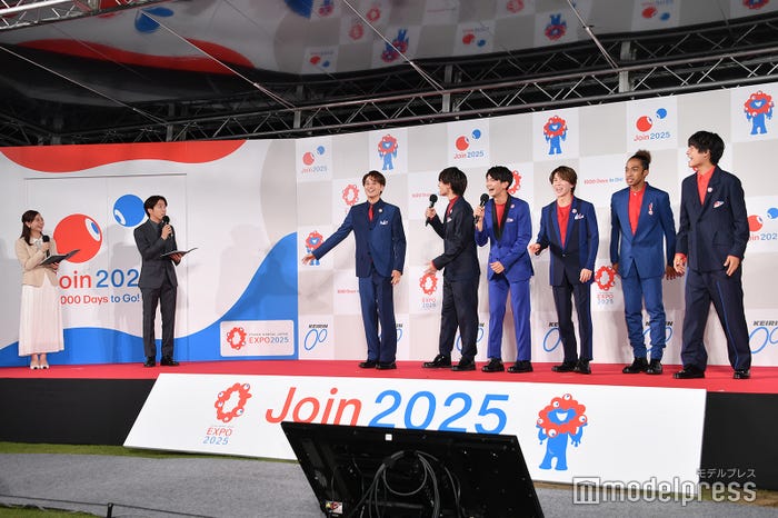 登場してすぐさま村上信五にツッコまれるAぇ! group(C)モデルプレス