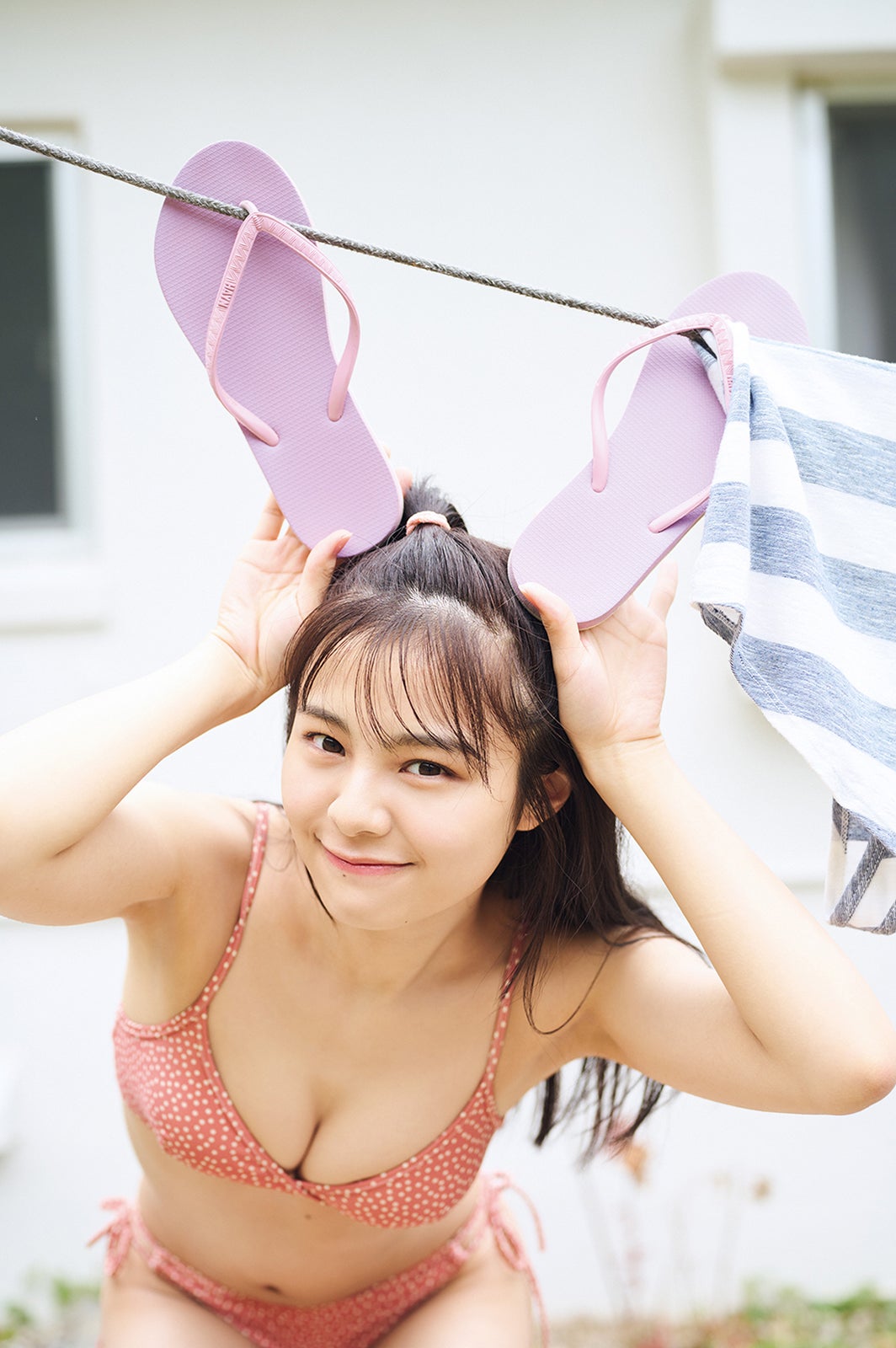 NGT48本間日陽、まぶしい笑顔の水着カット