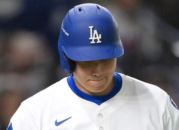 大谷翔平の打席でまさか・・・二塁走者のロハスが痛恨牽制タッチアウト 無死一、二塁の絶好機が暗転 大谷は中飛に倒れる→タッカーも三振で無得点