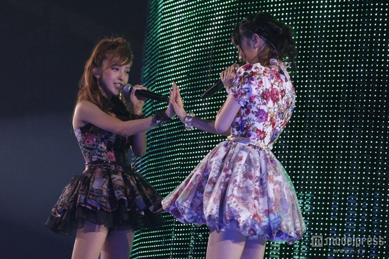 最後のメッセージを伝えた板野友美／写真は25日に開催されたAKB48初の東京ドーム公演2日目より（C）AKS