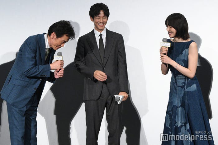 長澤まさみに話しかけすぎたと謝罪する遠藤憲一(左)、真ん中で一歩引いて微笑む松坂桃李(C)モデルプレス