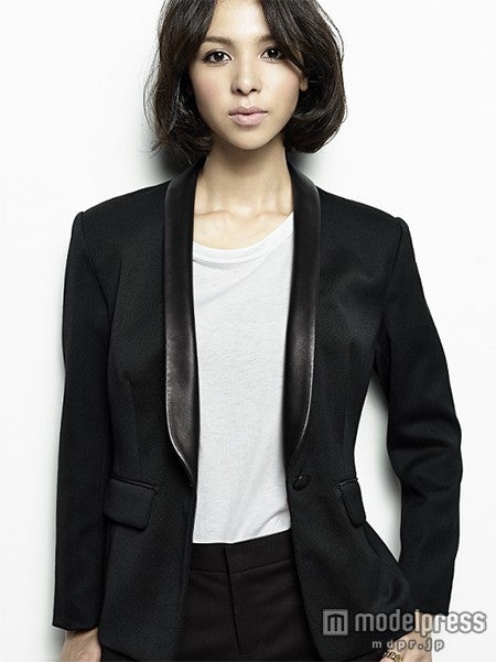 モデル鈴木サチ、10年ぶり髪バッサリ　30cmカットの新スタイルお披露目