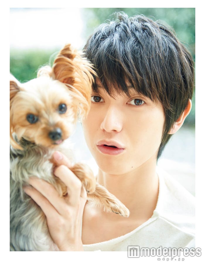 愛犬“らみ”との2ショット/本郷奏多『KANATA HONGO 2016』(C)ぴあ