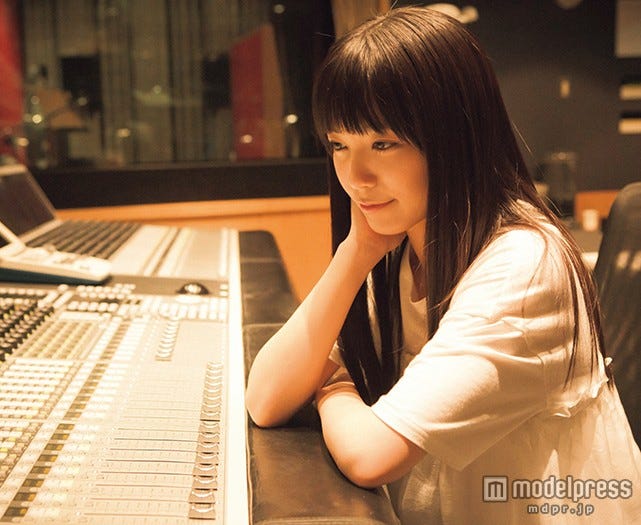 レコーディングの様子/スタイルブック『miwa magazine(ミワマガジン)』(宝島社、2015年6月9日発売)より