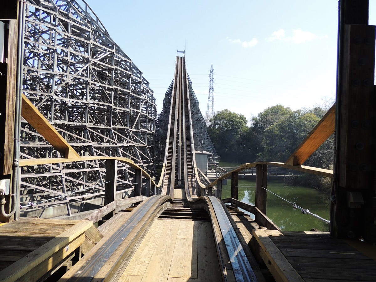 頂上までの直線と左に見える木造のコースがワクワクドキドキ感をそそります