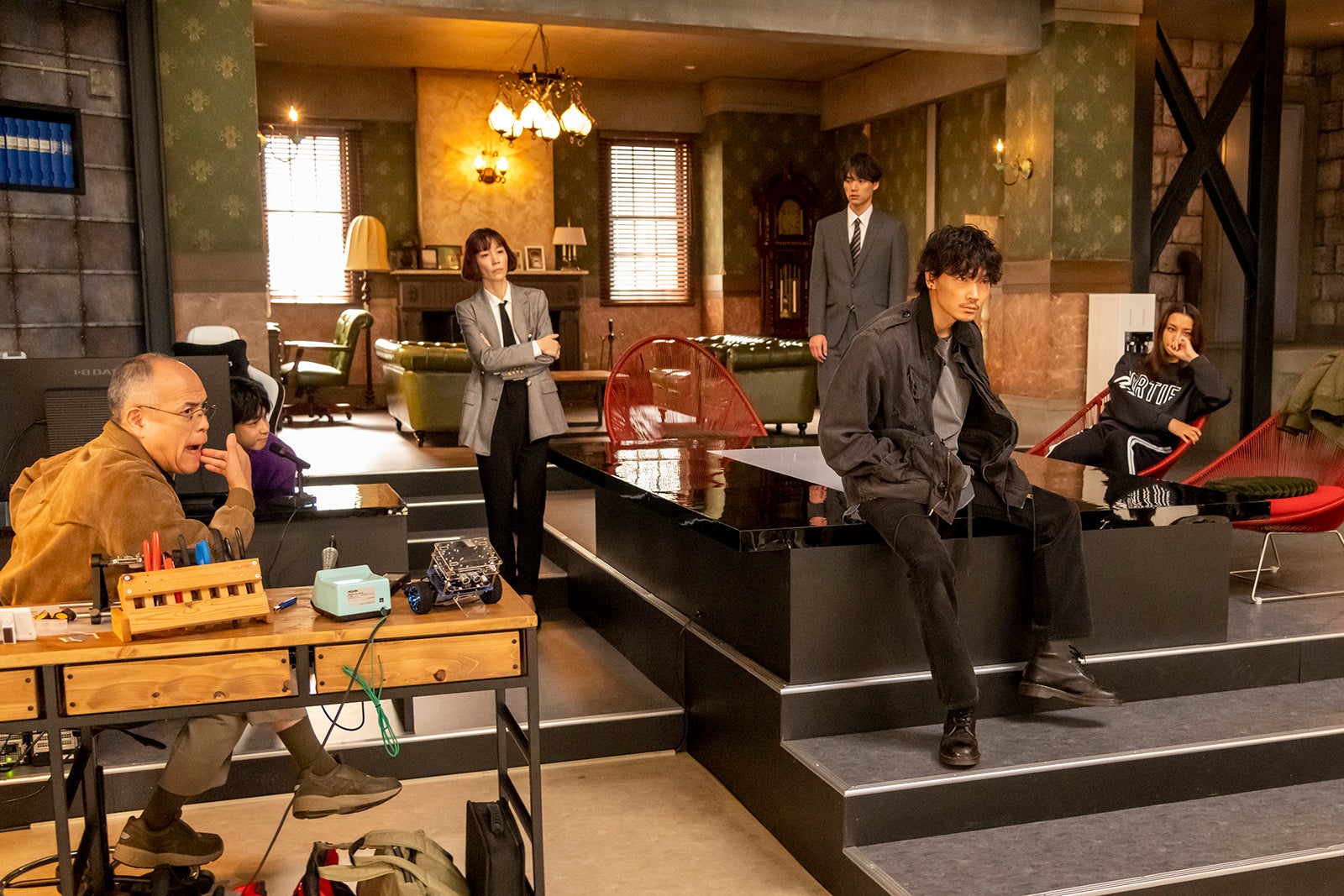 （左から）田中要次、千葉雄大、木村佳乃、福士蒼汰、綾野剛、高橋メアリージュン／「アバランチ」第2話より（C）カンテレ・フジテレビ