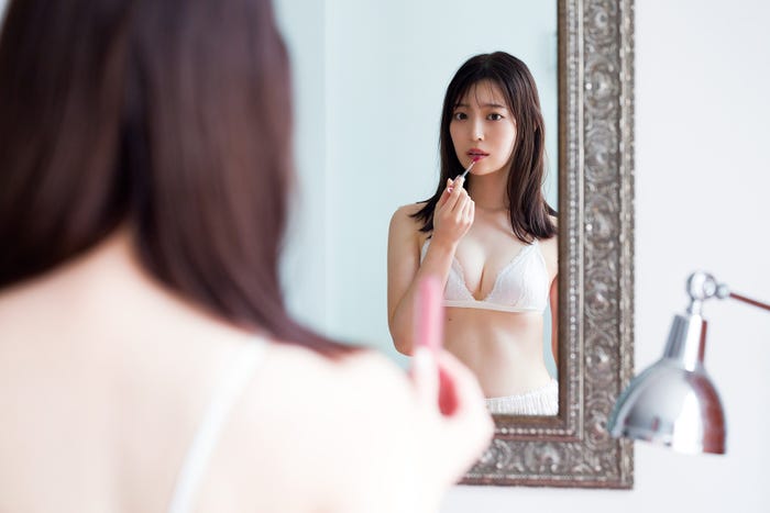 乃木坂46 阪口珠美1st写真集「青いバラ」撮影/Takeo Dec.(画像提供:幻冬舎)