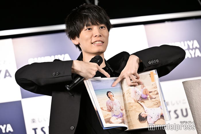 お気に入りカットを紹介する萩原利久(C)モデルプレス
