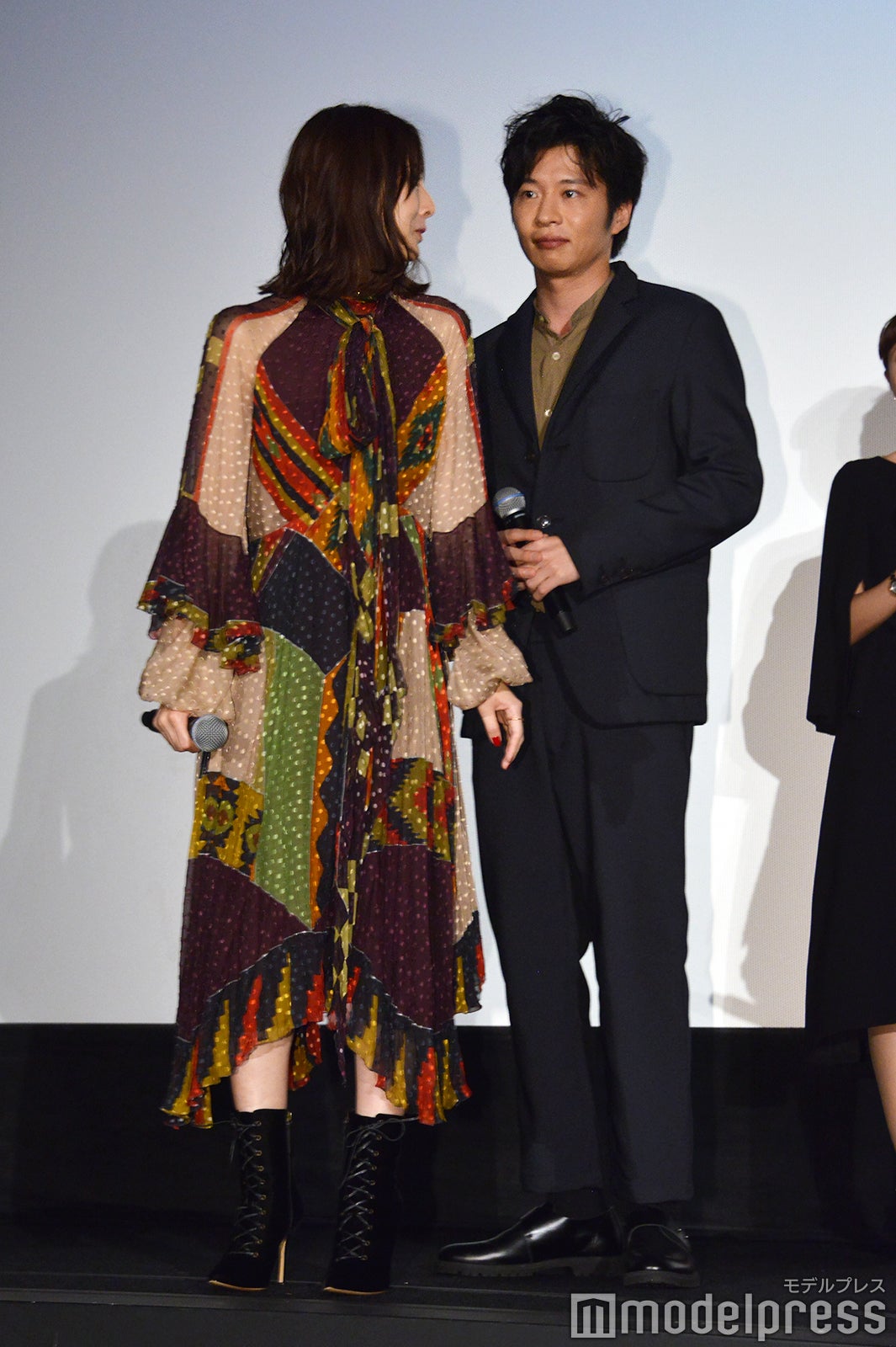 去り際に突然振り向く北川景子に驚く田中圭（C）モデルプレス