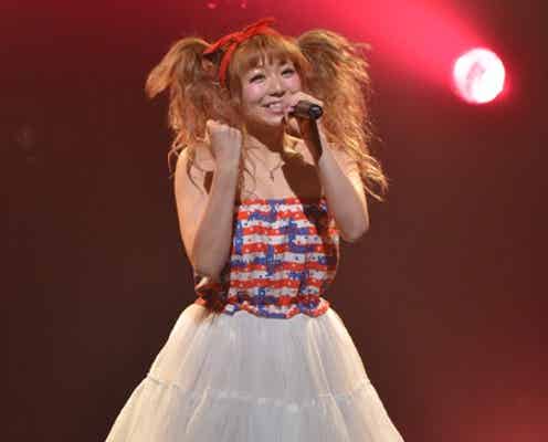 人気ブロガー、大胆ワンピでキュート&ポップなパフォーマンス