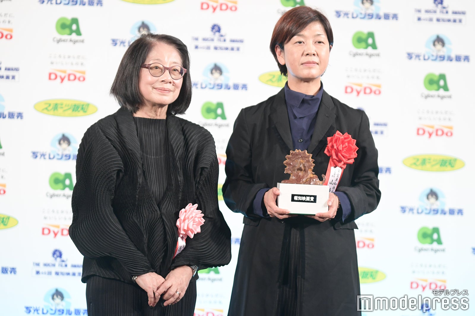 （右）渡辺祥子（C）モデルプレス