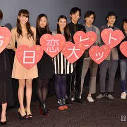 映画「今日、恋をはじめます」の初日舞台挨拶に登壇した(左から)高梨臨、新川優愛、木村文乃、武井咲、松坂桃李、青柳翔、山崎賢人、古澤健監督