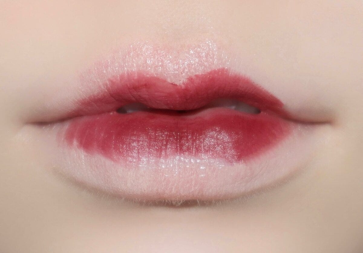 唇の中心にだけマットリップを塗る