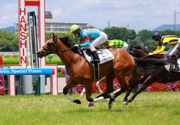 【新馬戦】トップチェッカー 外から伸びて初陣V 北村友「すごくフットワークのいい馬だなと」