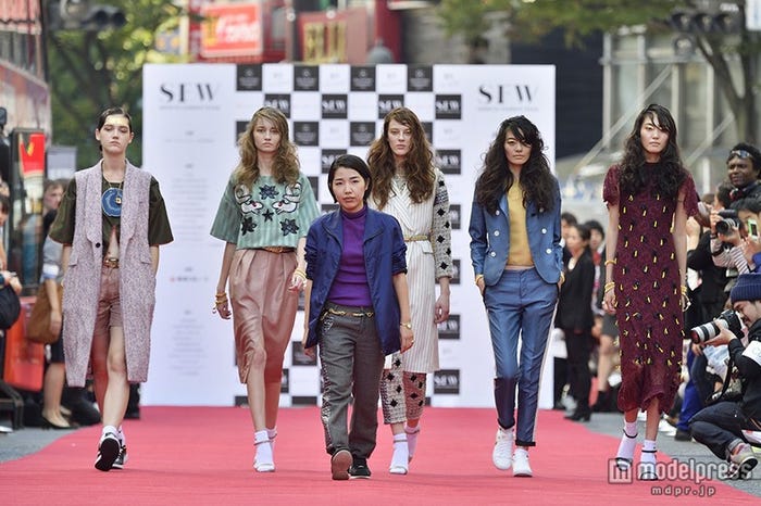 渋谷史上初 交通規制でストリートファッションショー開催 リアルクローズ を発信 モデルプレス 渋谷史上初 交通規制でストリートファッションショー開催 リアルクローズ を発信 モデルプレス