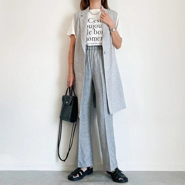白Tとロングジレのコーデ