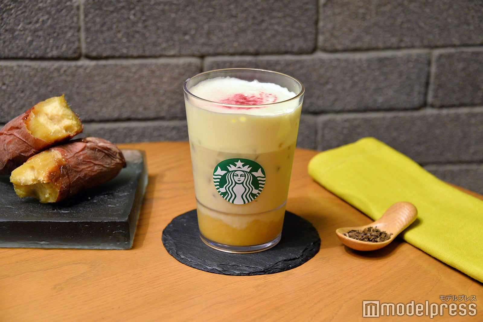 スタバ新作“焼き芋ムースティーラテ”試飲レポ むっちり泡＆ごろっと芋のソースがご褒美感演出