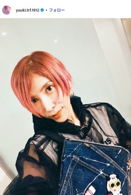 TRF・YU-KI、網タイツ×ミニスカ姿で人気シンガーソングライターと密着ショット「スタイルキープがすごい」「引き締まってる」