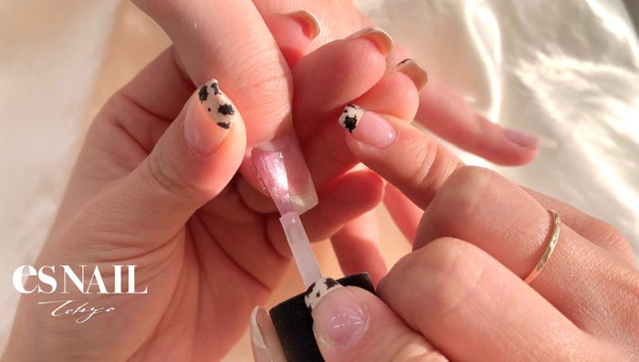 ベースコートはエッジにも!(画像提供:esNAIL)